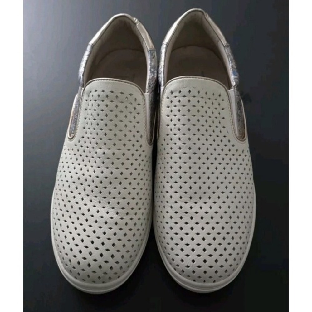 Gravity‎ Defyer Clara Womens Size 8 M Flats White Leather Perforated Comfort - Picture 3 of 11